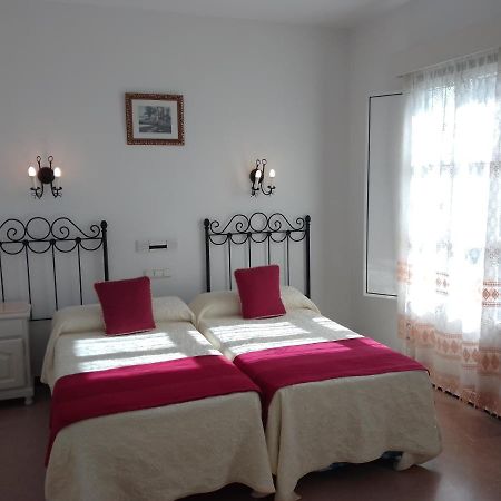 Hostal 2 Estrellas -Restaurante Las Tres Encinas En El Centro Del Pueblo Cabeza la Vaca Eksteriør bilde