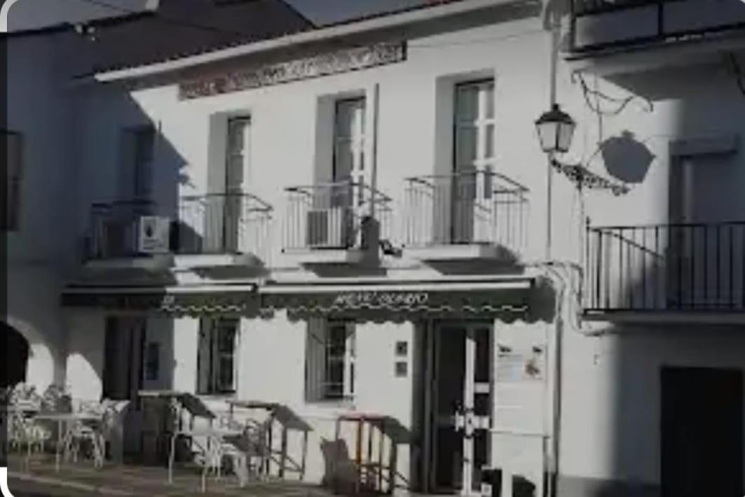 Hostal 2 Estrellas -Restaurante Las Tres Encinas En El Centro Del Pueblo Cabeza la Vaca Eksteriør bilde