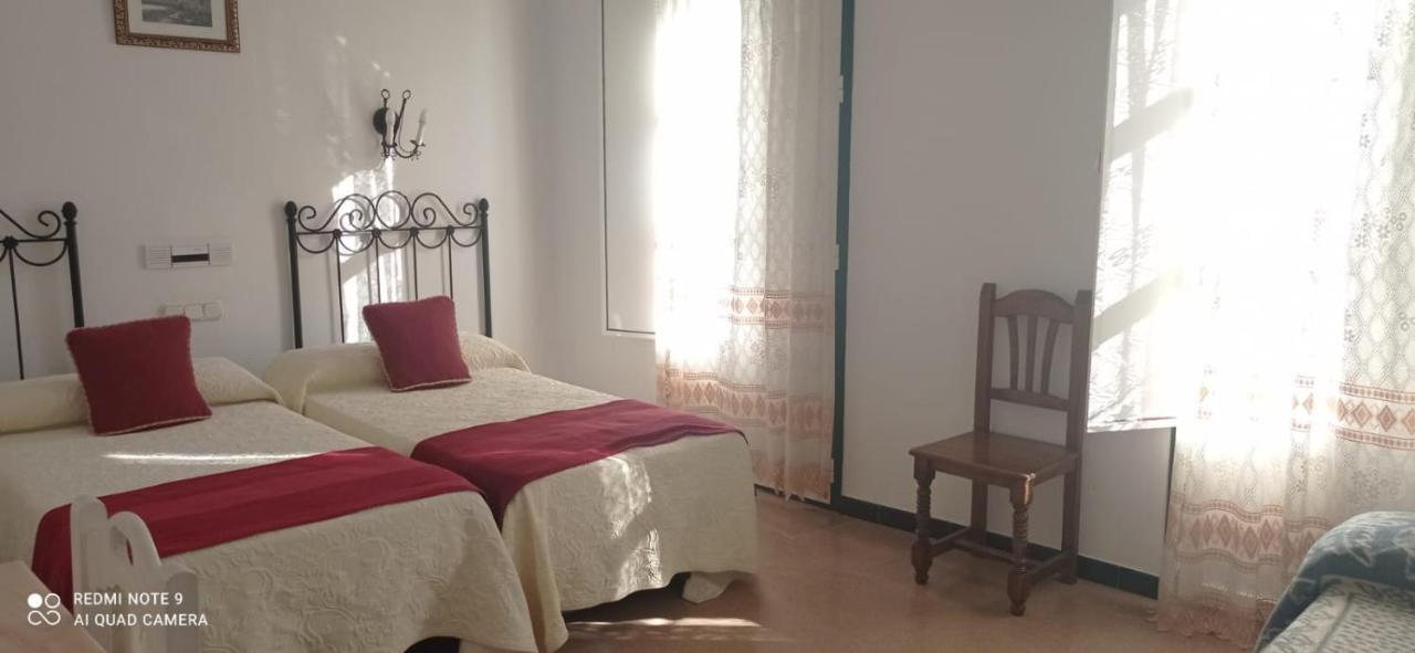 Hostal 2 Estrellas -Restaurante Las Tres Encinas En El Centro Del Pueblo Cabeza la Vaca Eksteriør bilde