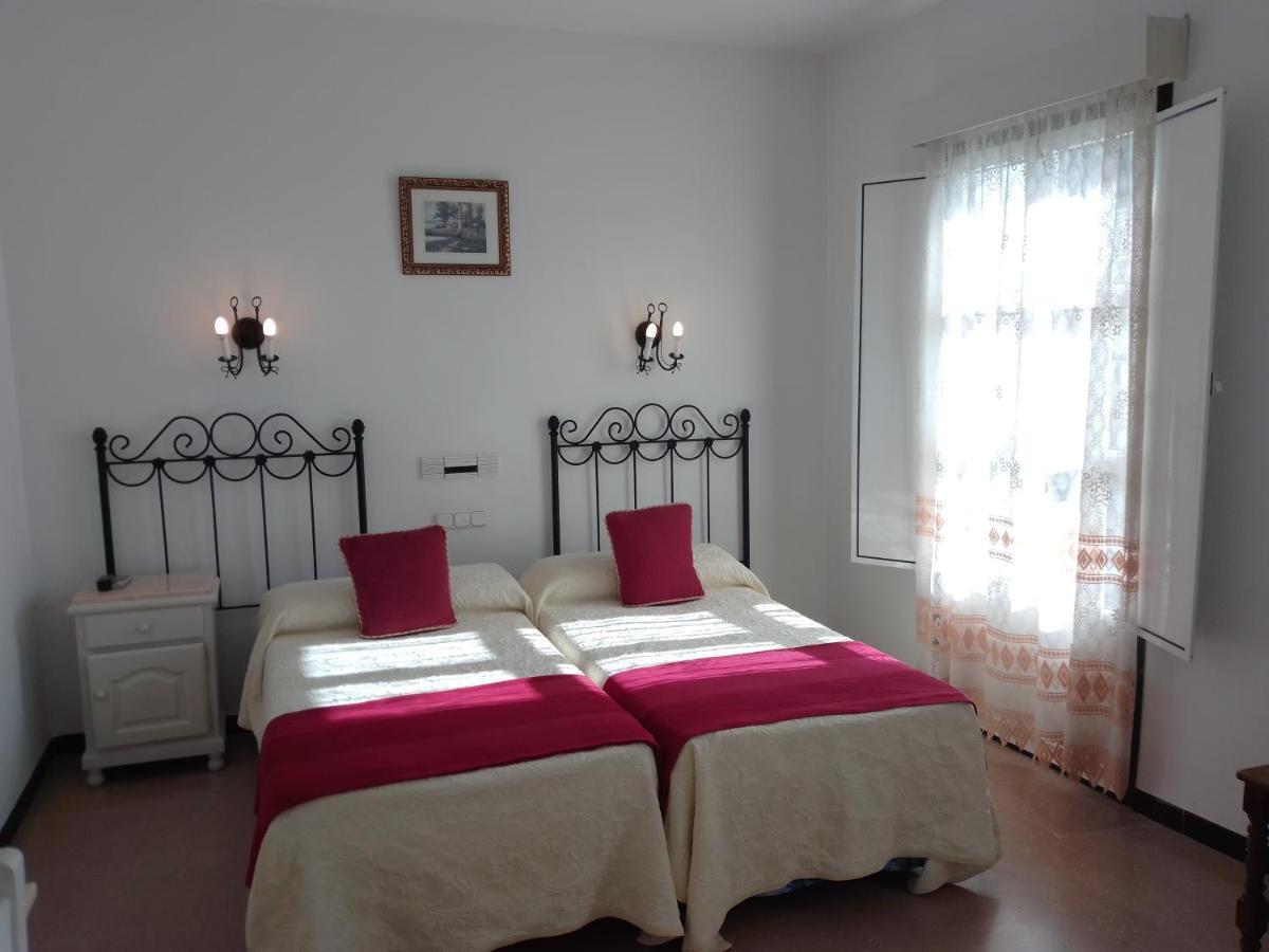 Hostal 2 Estrellas -Restaurante Las Tres Encinas En El Centro Del Pueblo Cabeza la Vaca Eksteriør bilde