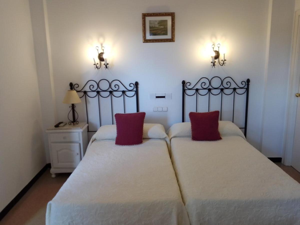 Hostal 2 Estrellas -Restaurante Las Tres Encinas En El Centro Del Pueblo Cabeza la Vaca Eksteriør bilde