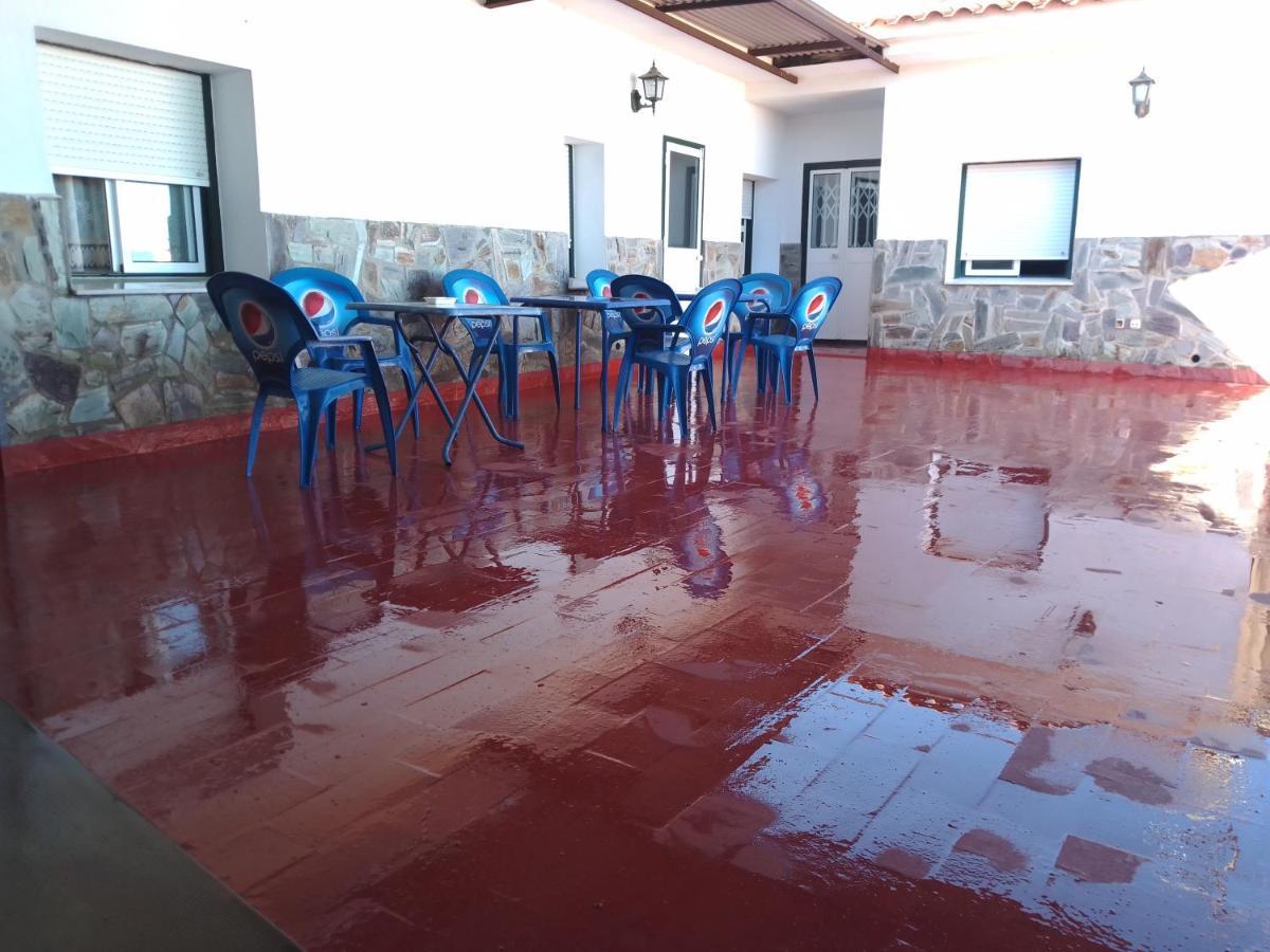Hostal 2 Estrellas -Restaurante Las Tres Encinas En El Centro Del Pueblo Cabeza la Vaca Eksteriør bilde