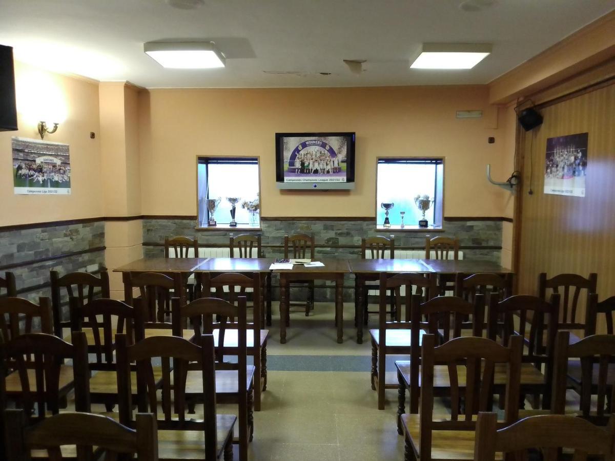 Hostal 2 Estrellas -Restaurante Las Tres Encinas En El Centro Del Pueblo Cabeza la Vaca Eksteriør bilde