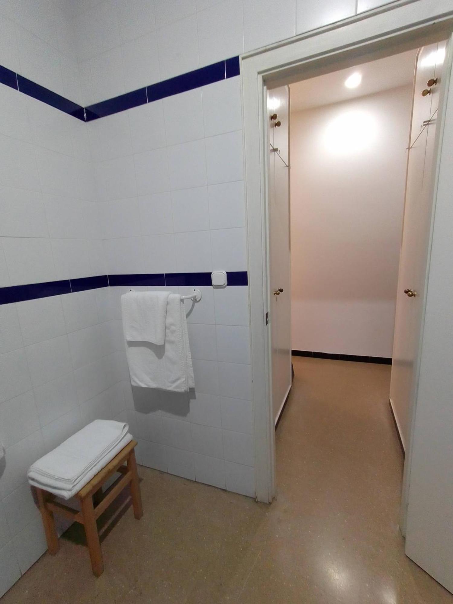 Hostal 2 Estrellas -Restaurante Las Tres Encinas En El Centro Del Pueblo Cabeza la Vaca Eksteriør bilde