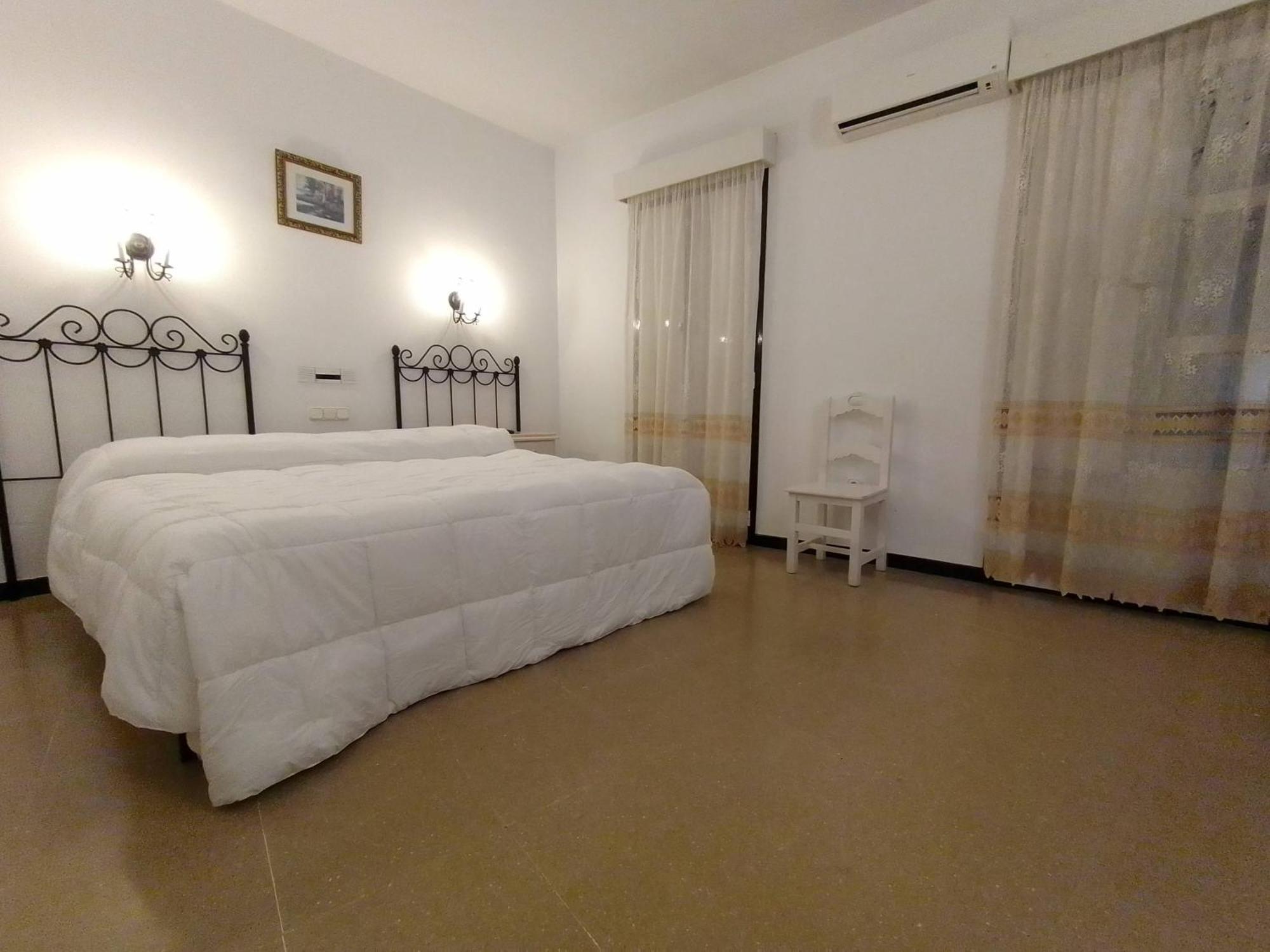 Hostal 2 Estrellas -Restaurante Las Tres Encinas En El Centro Del Pueblo Cabeza la Vaca Eksteriør bilde